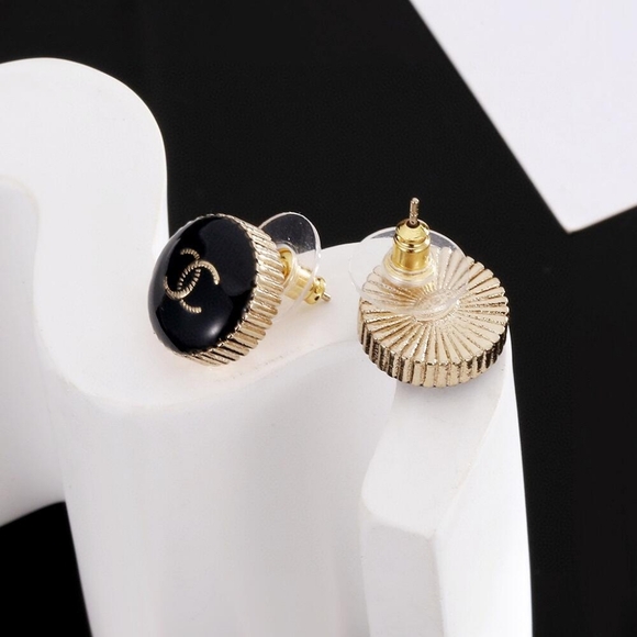Chanel round earrings - Picture 2 of 6